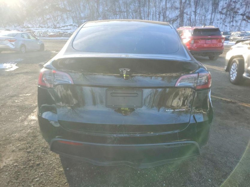 Salvage 2024 Tesla Model Y 