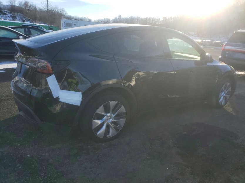 Salvage 2024 Tesla Model Y 