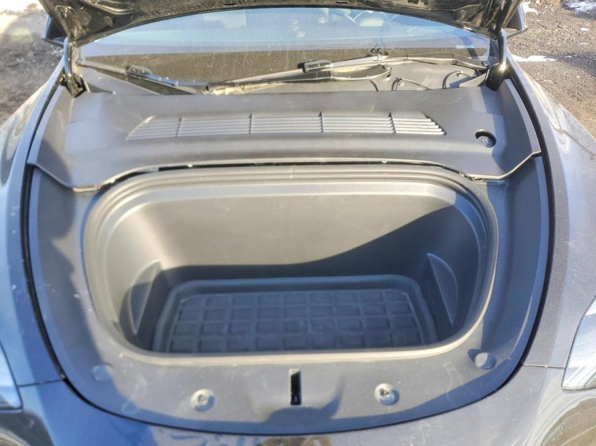 Salvage 2024 Tesla Model Y 