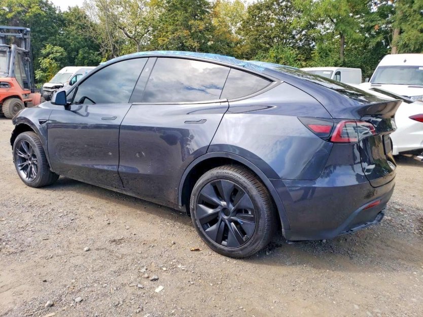 Salvage 2025 Tesla Model Y 