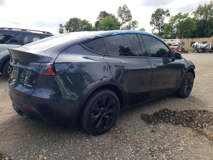 Salvage 2025 Tesla Model Y 