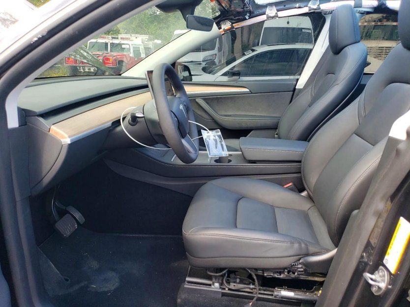 Salvage 2025 Tesla Model Y 