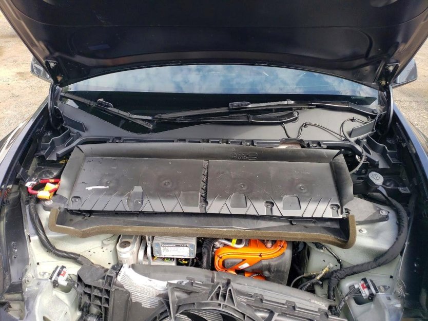 Salvage 2025 Tesla Model Y 