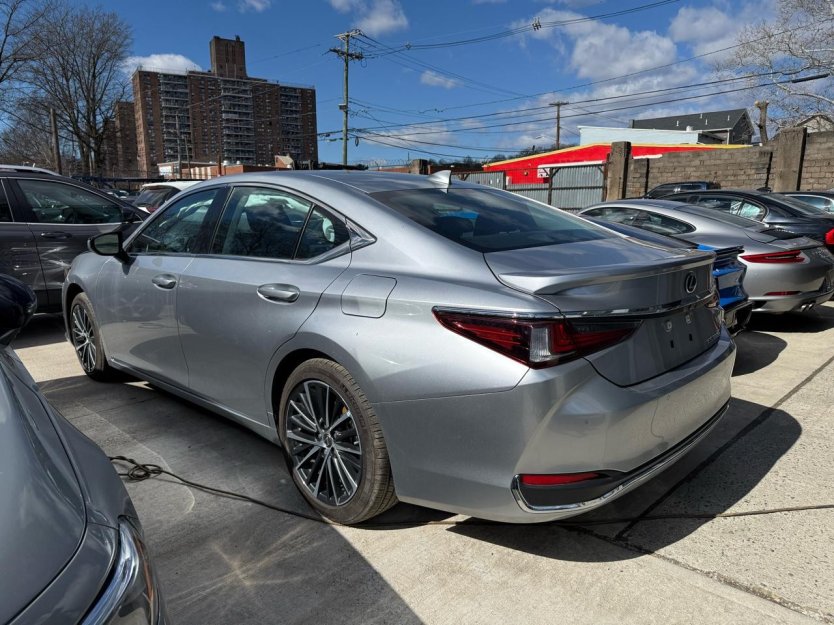 Авто з США 2024 Lexus Es300 H