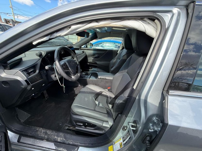 Авто з США 2024 Lexus Es300 H