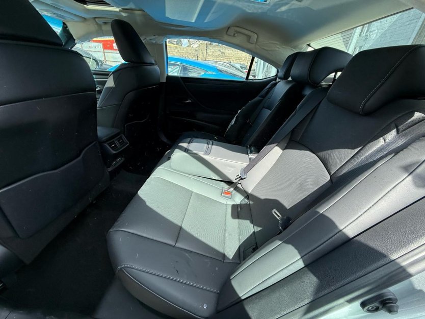 Авто з США 2024 Lexus Es300 H