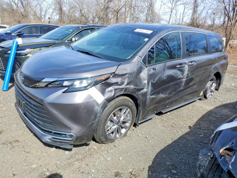 Salvage 2024 Toyota Sienna Xle 7-passenger