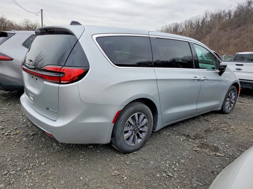 Salvage 2024 Chrysler Pacifica Hybrid Select