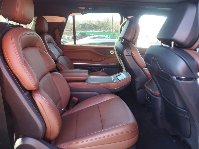 Salvage 2025 Lincoln Navigator 