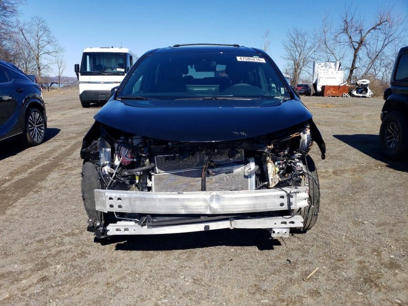 Salvage 2025 Toyota Sienna Woodland Edition