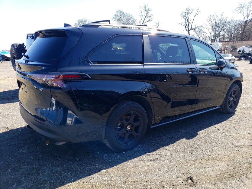 Salvage 2025 Toyota Sienna Woodland Edition