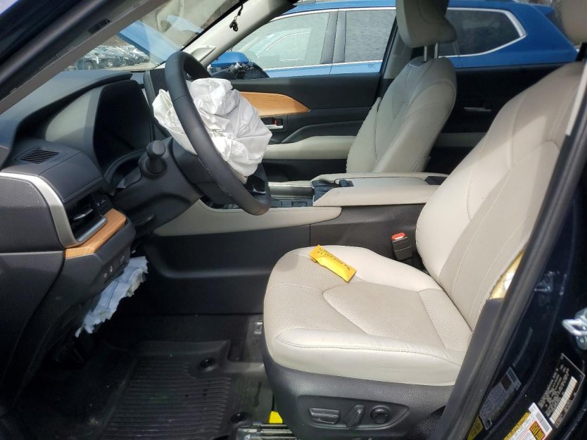 Salvage 2025 Toyota Grand Highlander Limited