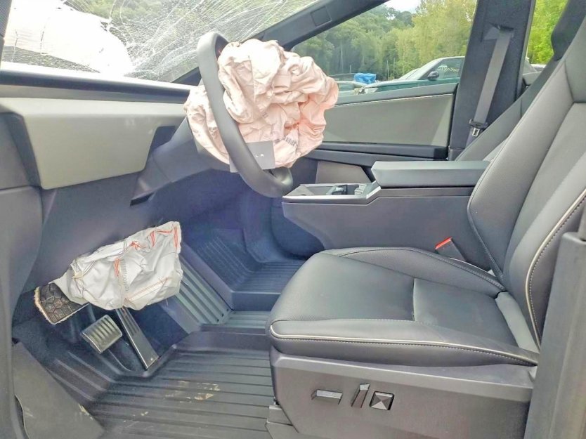 Salvage 2024 Tesla Cybertruck 