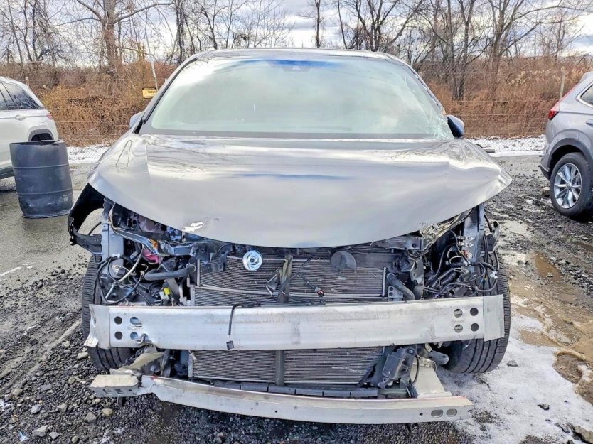 Salvage 2025 Toyota Sienna Xle