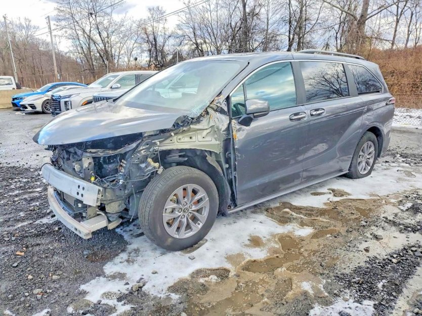 Salvage 2025 Toyota Sienna Xle