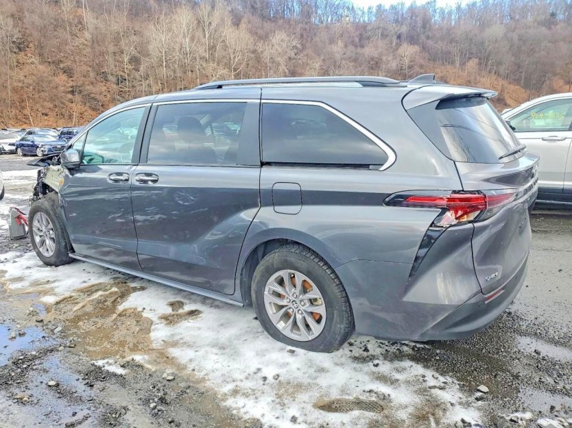 Salvage 2025 Toyota Sienna Xle
