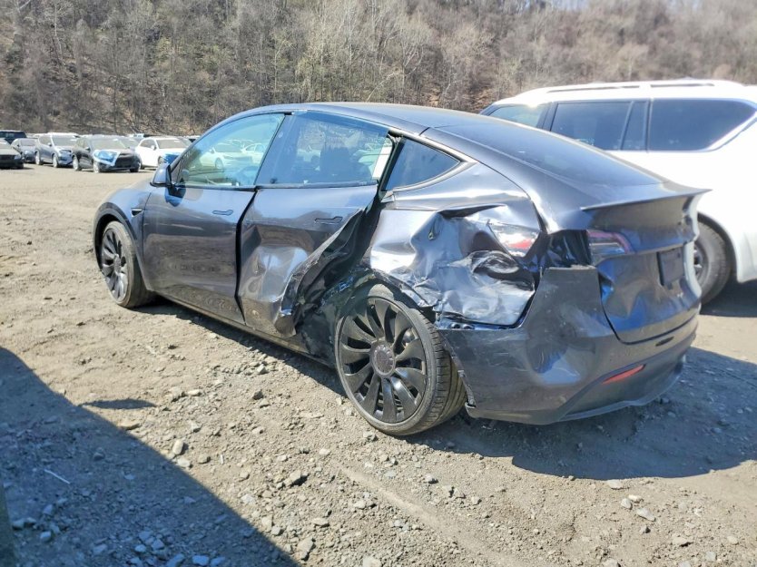 Salvage 2025 Tesla Model Y 