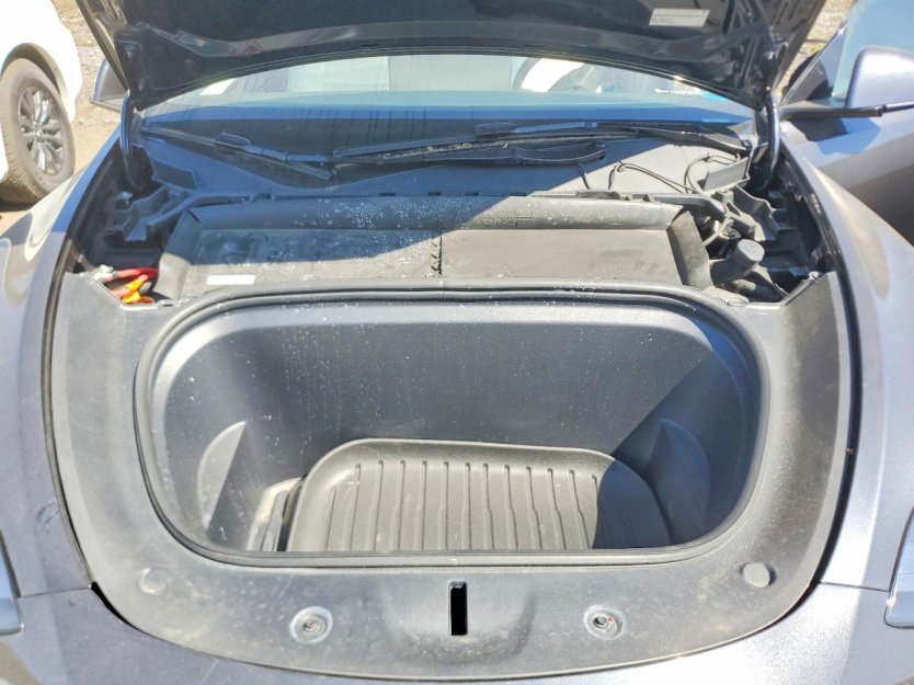 Salvage 2025 Tesla Model Y 