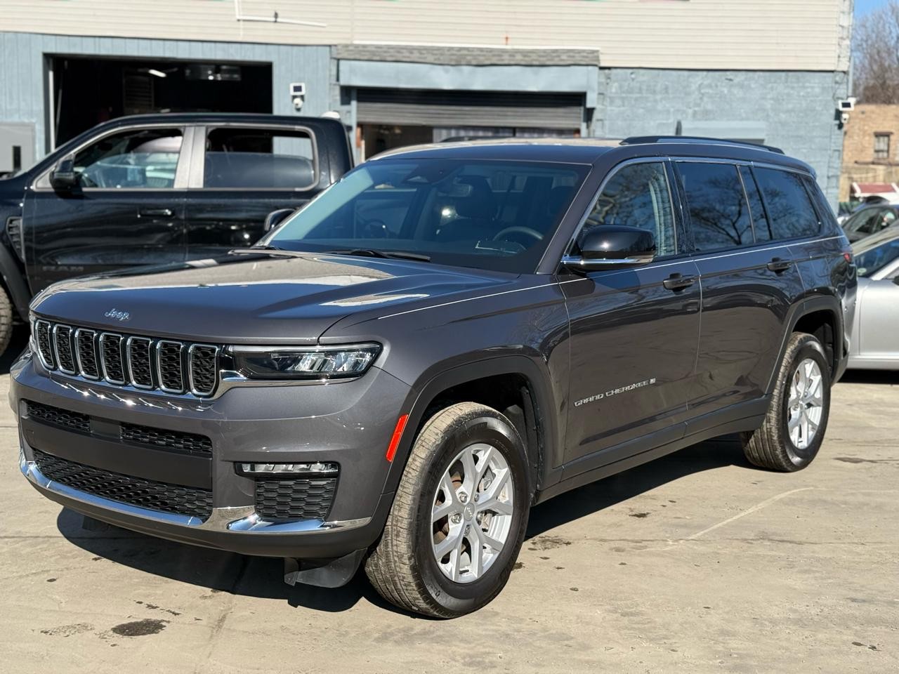 Salvage 2023 Jeep Grand Cherokee Limited