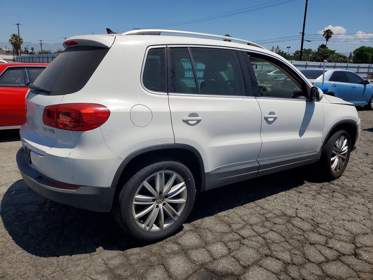 Salvage 2012 Volkswagen Tiguan Se