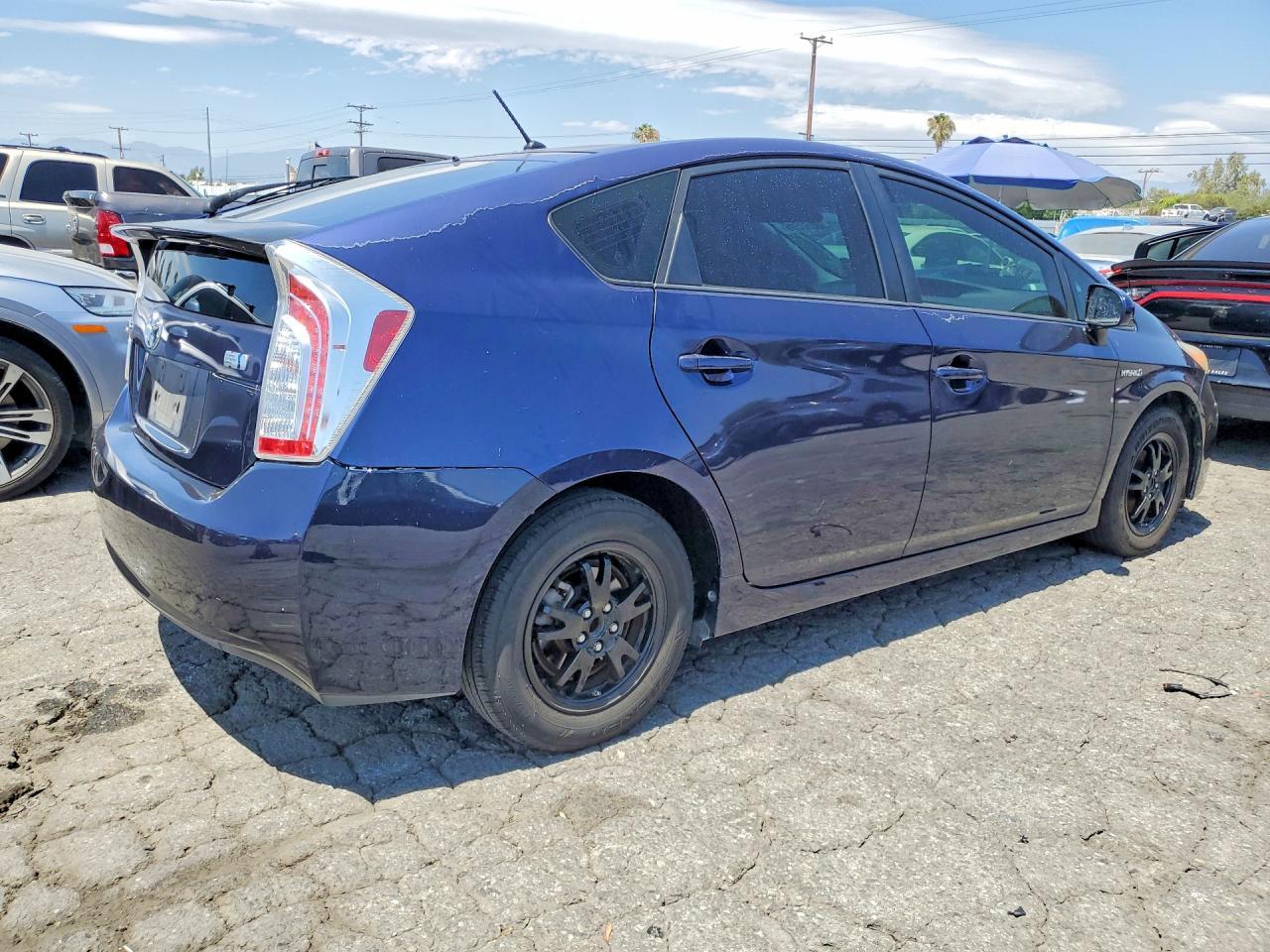 Salvage 2014 Toyota Prius Two