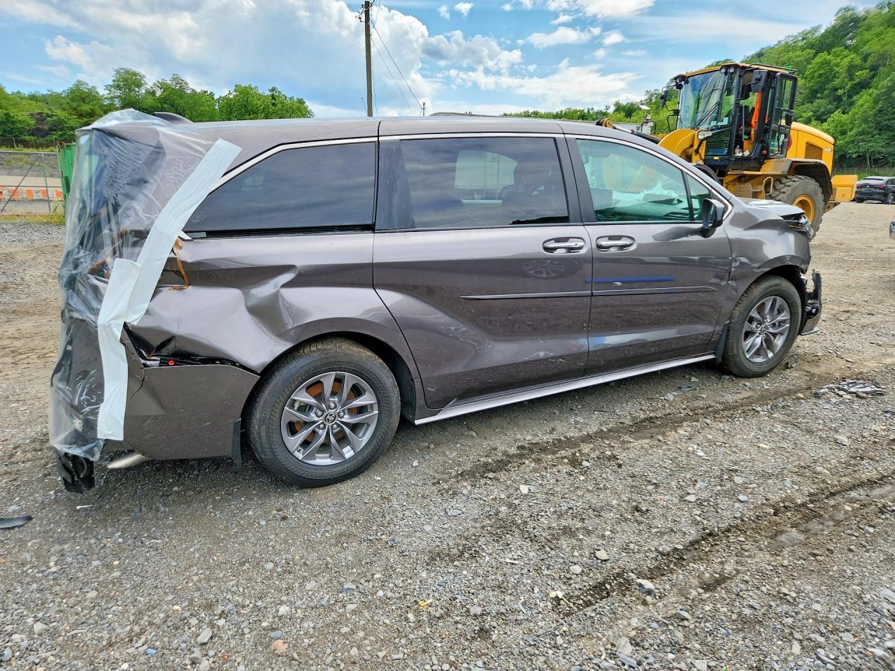 Salvage 2024 Toyota Sienna Xle
