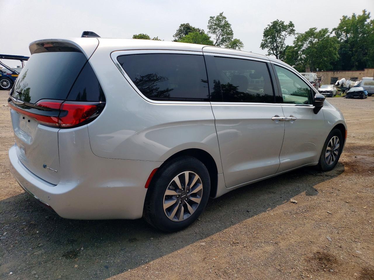 Salvage 2024 Chrysler Pacifica Hybrid Select
