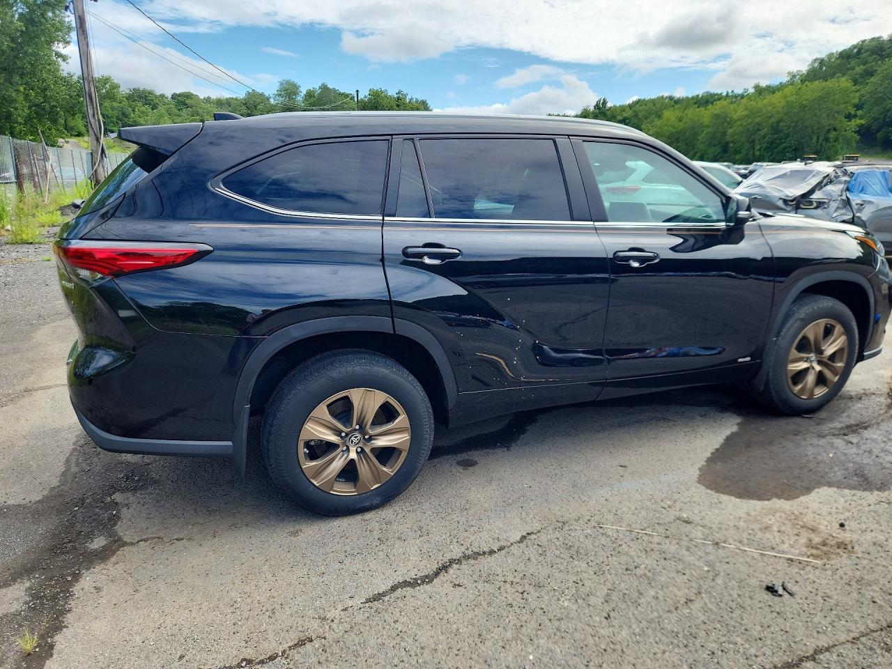 Salvage 2023 Toyota Highlander Hybrid Bronze Edition
