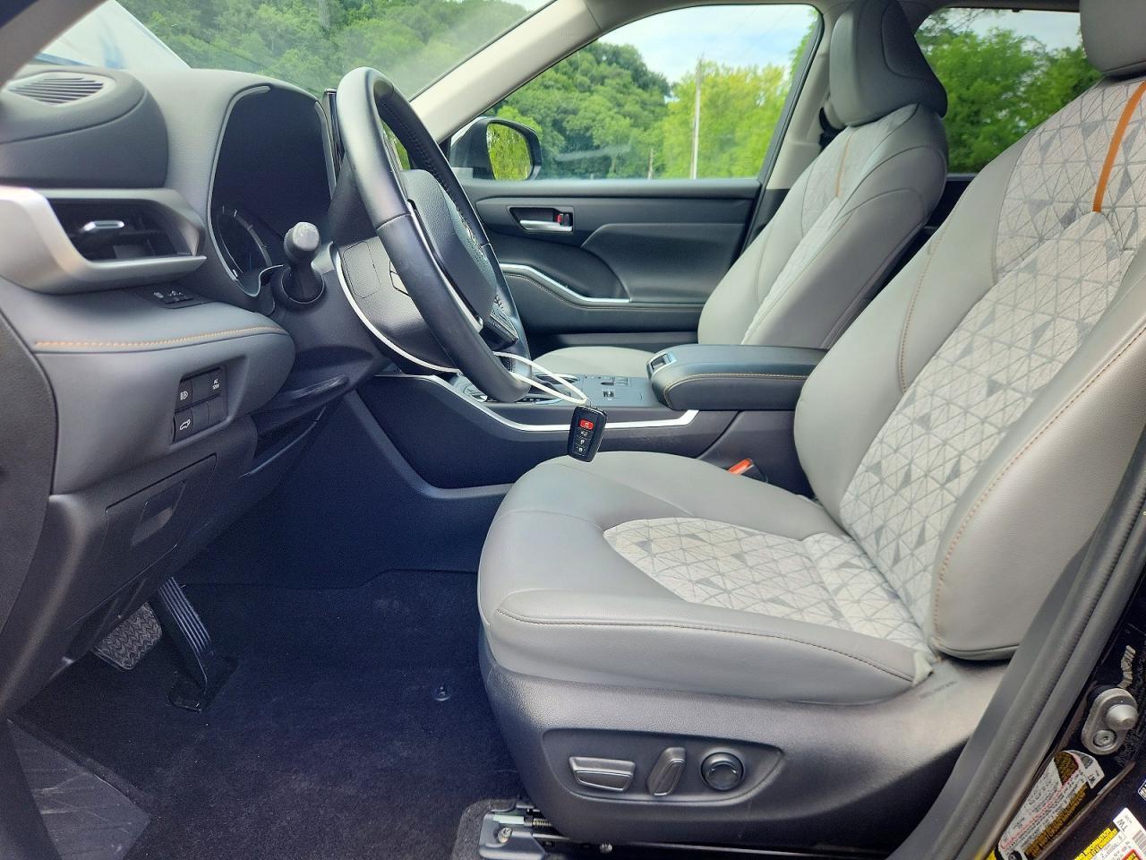 Salvage 2023 Toyota Highlander Hybrid Bronze Edition