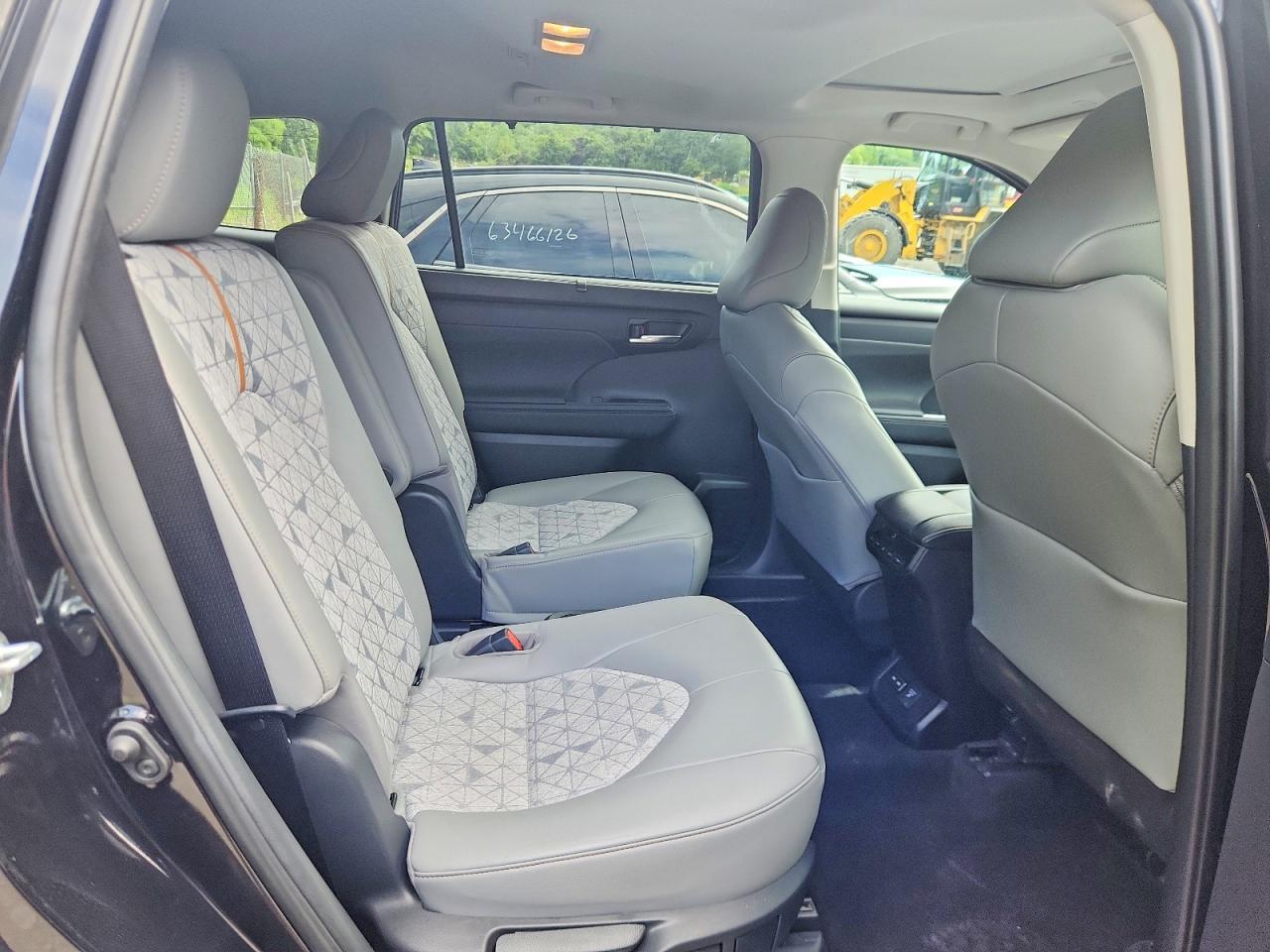 Salvage 2023 Toyota Highlander Hybrid Bronze Edition