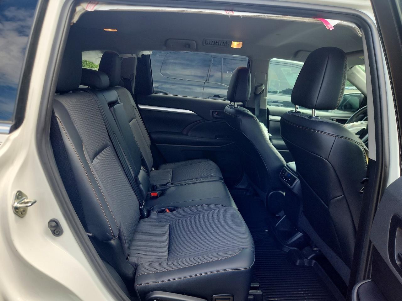 Salvage 2019 Toyota Highlander Le Plus