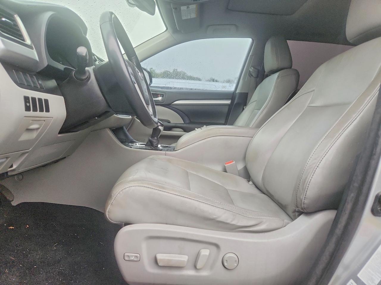 Salvage 2015 Toyota Highlander Xle
