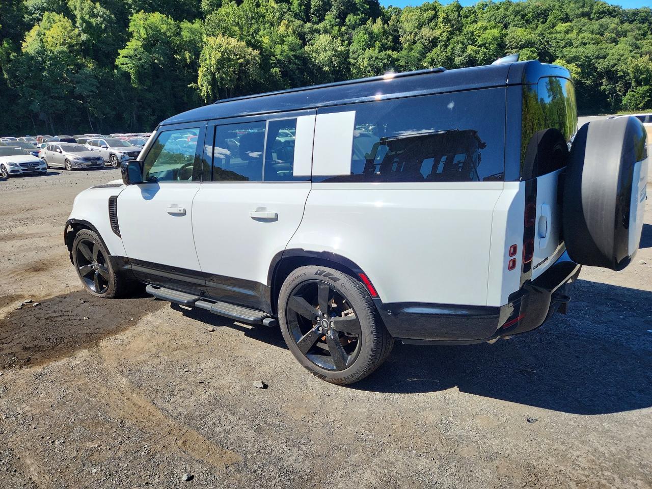 Salvage 2025 Land Rover Defender 130 X-dynamic Se