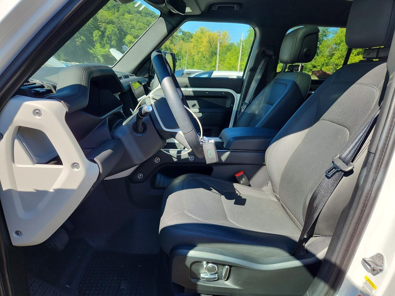 Salvage 2025 Land Rover Defender 130 X-dynamic Se
