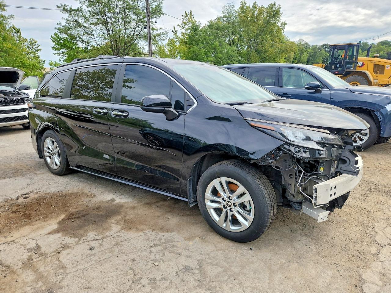 Salvage 2023 Toyota Sienna Woodland Edition