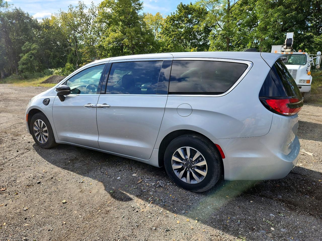 Salvage 2024 Chrysler Pacifica Hybrid Select