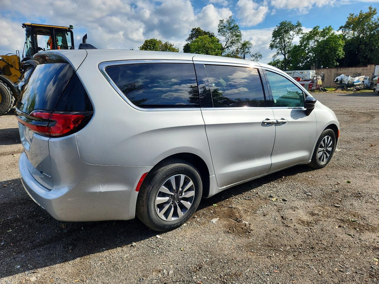 Salvage 2024 Chrysler Pacifica Hybrid Select