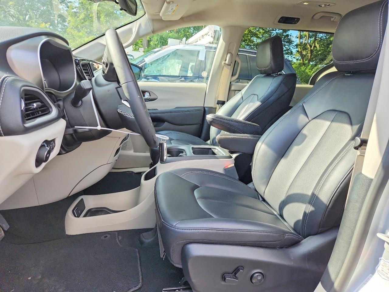 Salvage 2024 Chrysler Pacifica Hybrid Select