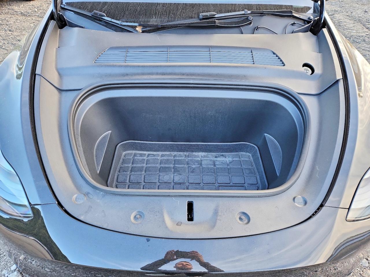 Salvage 2025 Tesla Model Y 