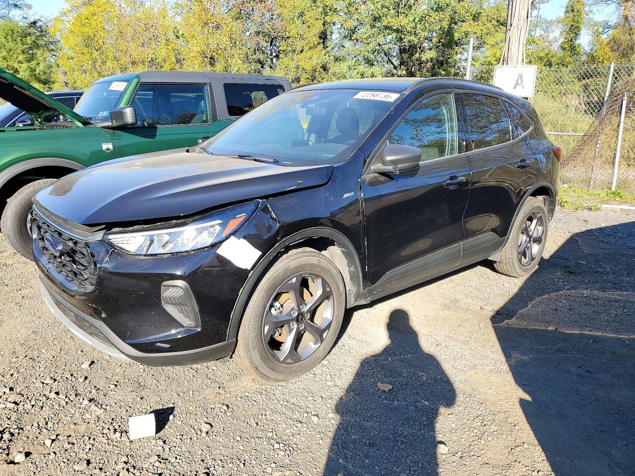 Salvage 2025 Ford Escape 