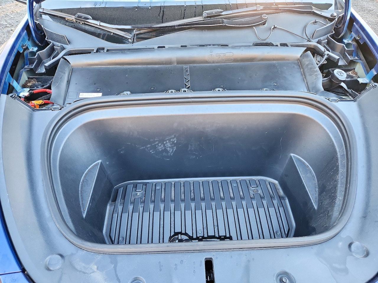Salvage 2025 Tesla Model Y 