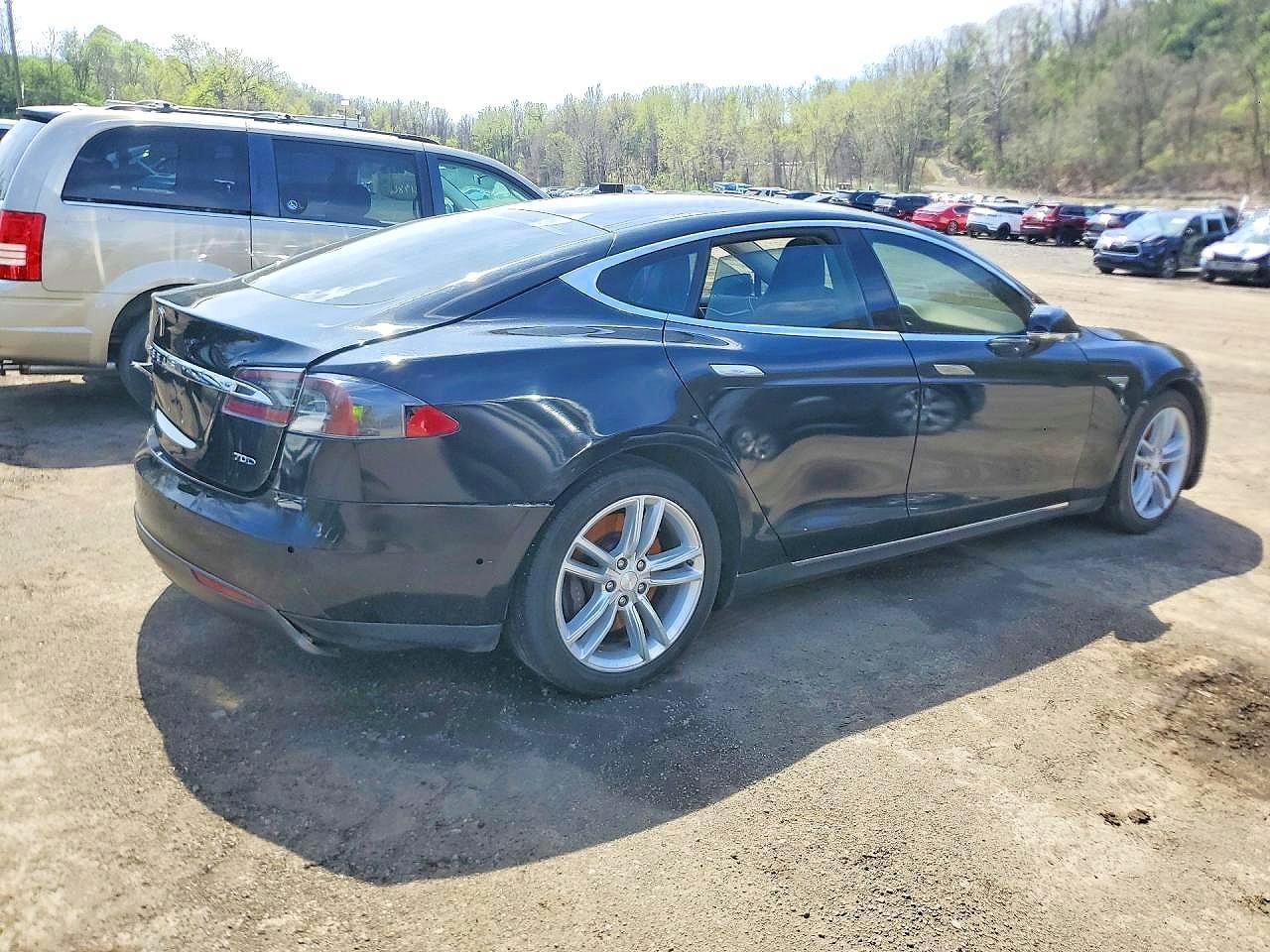 Salvage 2015 Tesla Model S 