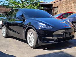 Salvage 2021 Tesla Model Y  - Black SUV - Front Three-Quarter View