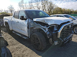 Salvage 2022 Toyota Tundra LIMITED - White PickUp - Front Three-Quarter View