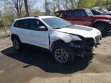 2020 jeep cherokee TRAILHAWK in White- Front Three-Quarter View - BidGoDrive Inventory