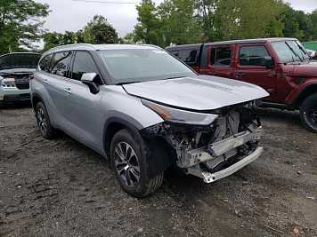2022 toyota highlander XLE in Silver- Front Three-Quarter View - BidGoDrive Inventory