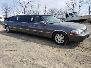 2007 lincoln town CAR EXECUTIVE in Gray - Front Three-Quarter View - BidGoDrive Inventory