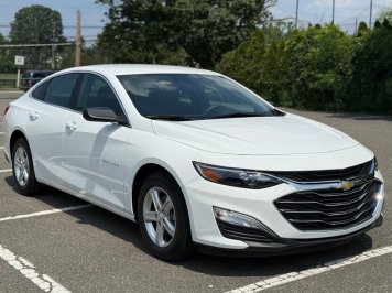 2024 chevrolet malibu LS Fleet in White - Front Three-Quarter View - BidGoDrive Inventory