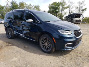 2022 chrysler pacifica Pinnacle in Blue - Front Three-Quarter View - BidGoDrive Inventory