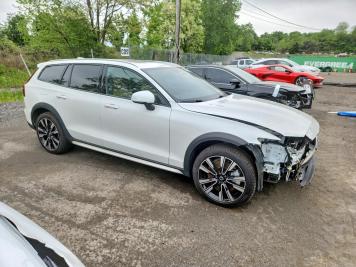 2026 volvo v60 CROSS COUNTRY ULTRA in White - Front Three-Quarter View - BidGoDrive Inventory